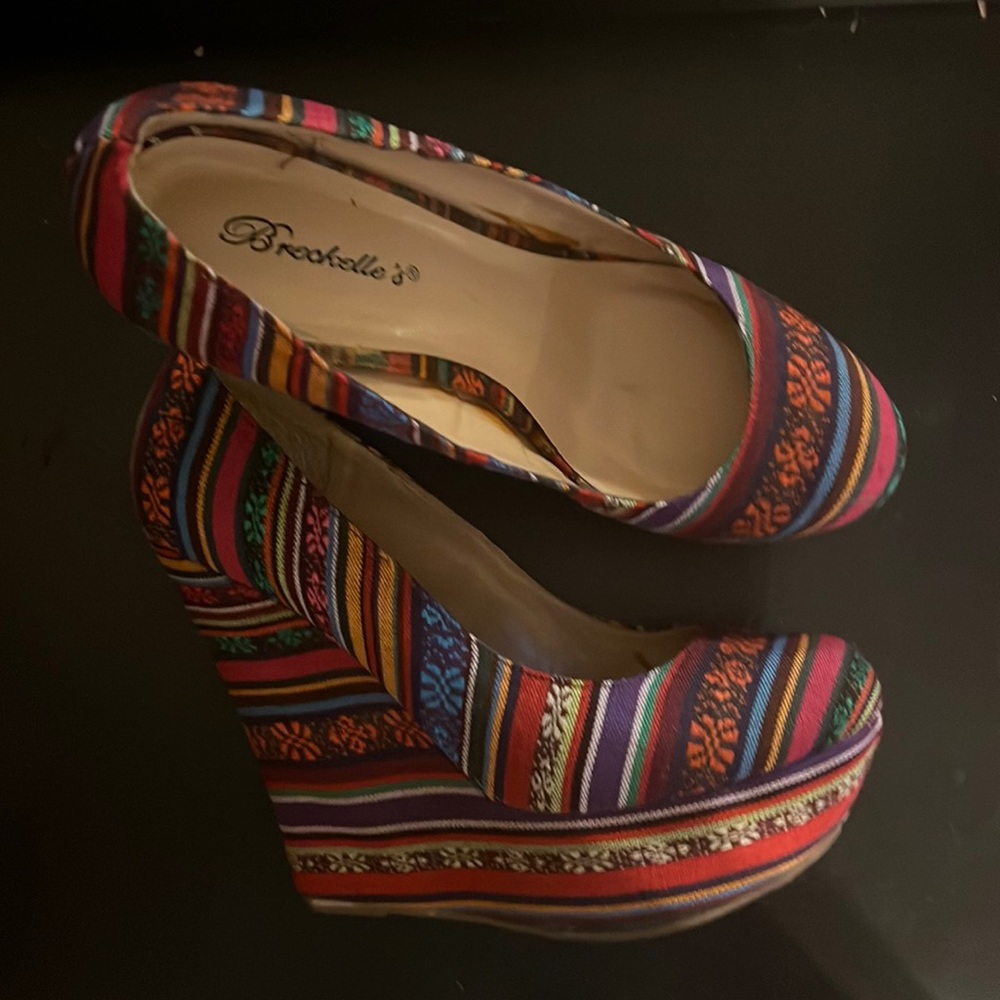 Pattern closed toe wedges